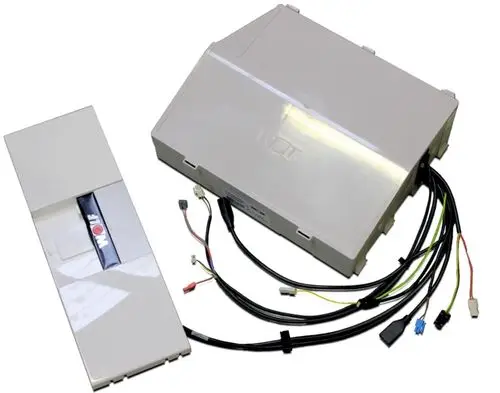 Zwei elektronische Steuergeräte von Wolf, eines mit Kabeln verbunden und das andere in einem Gehäuse, zur Regelung von Systemen.